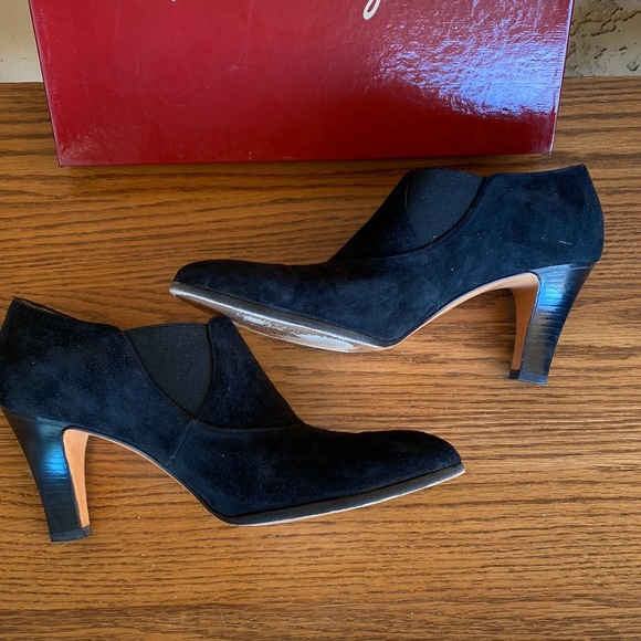 Salvatore Ferragamo Ankle Shoe in Black Suede Calf w/Elastic - Size 7.5B - Picture 2 of 6